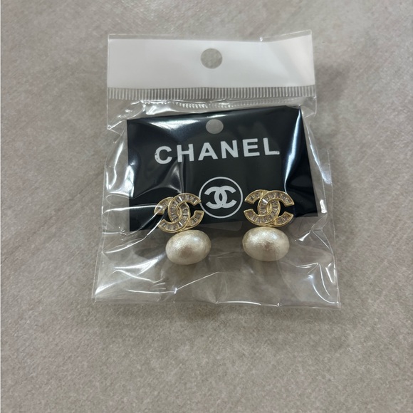 Chanel Elegant Gold and Cream Pearl Earrings - Picture 2 of 4